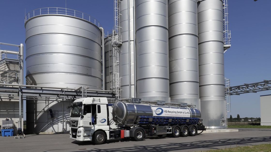 Tankfahrzeug vor den Vorlagetanks der biologischen Abwasserbehandlungsanlage der GS Recycling GmbH & Co. KG