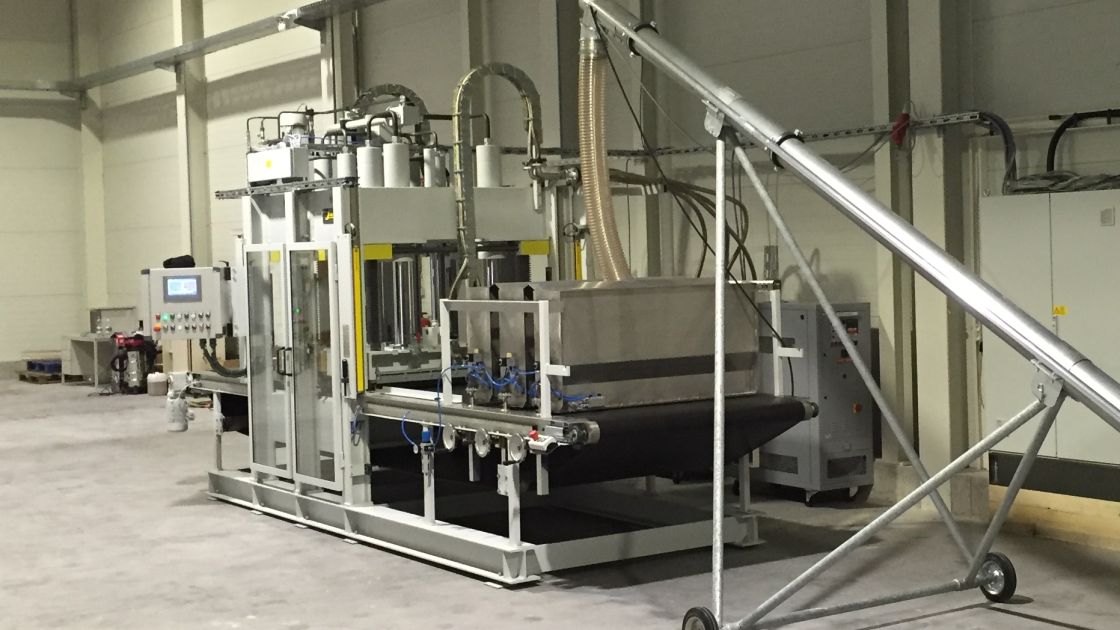 Anlage zum Verpressen von Altreifenmehl der matteco GmbH Anlage zum Verpressen von Altreifenmehl der matteco GmbH